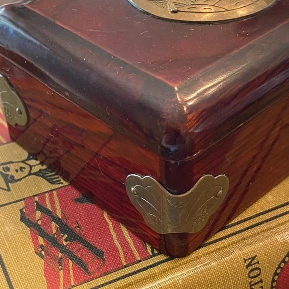 Wooden Lacquered Box Brass Medallion of Deer in Forest Brass Corner Accents EUC - Picture 4 of 11